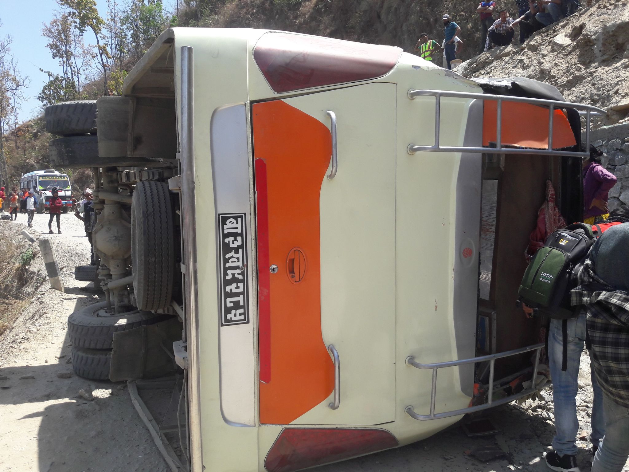 हलेसी दर्शन गरेर फर्कदै गरेको बस दुर्घटना, एकको मृत्यु