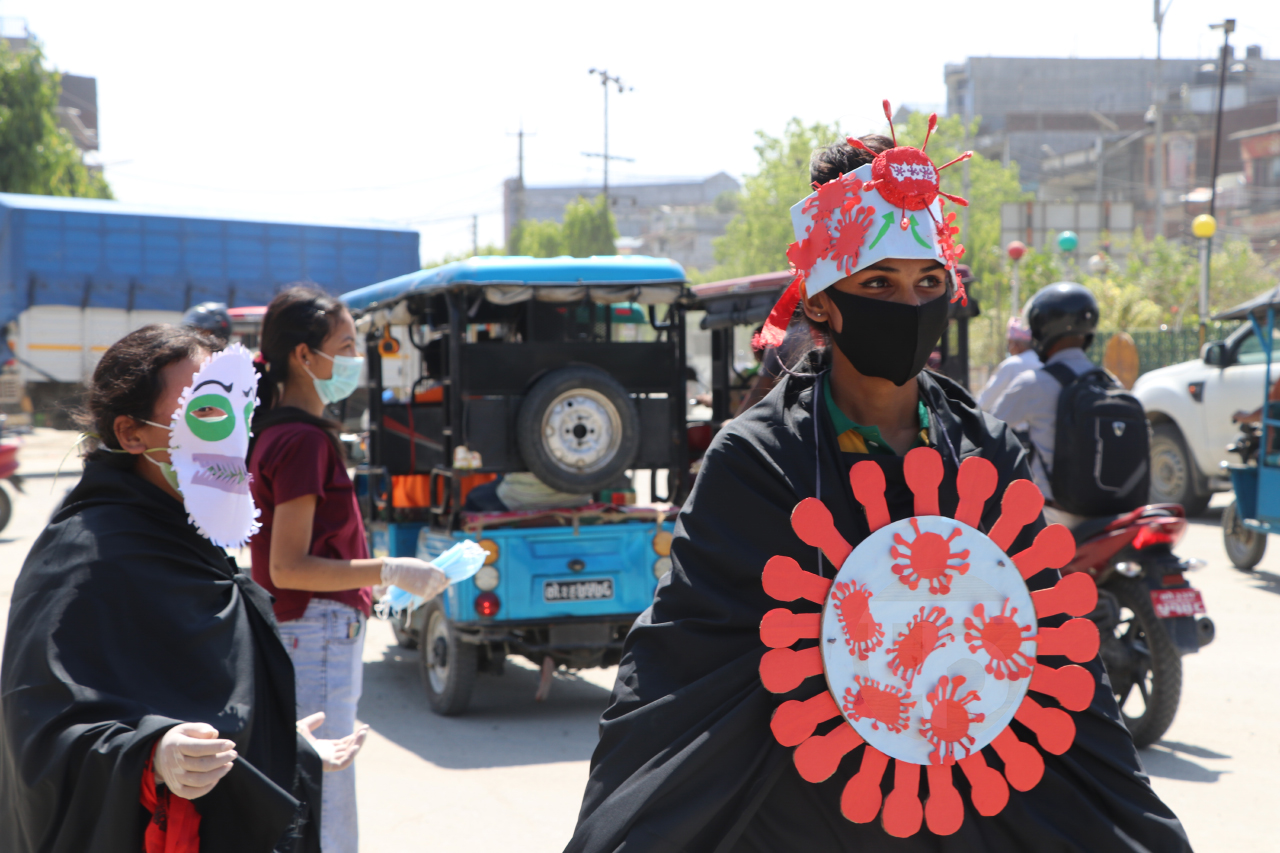 इटहरीमा सचेतनामुलक कार्यक्रम गर्दै नमुना कलेजका विद्यार्थी