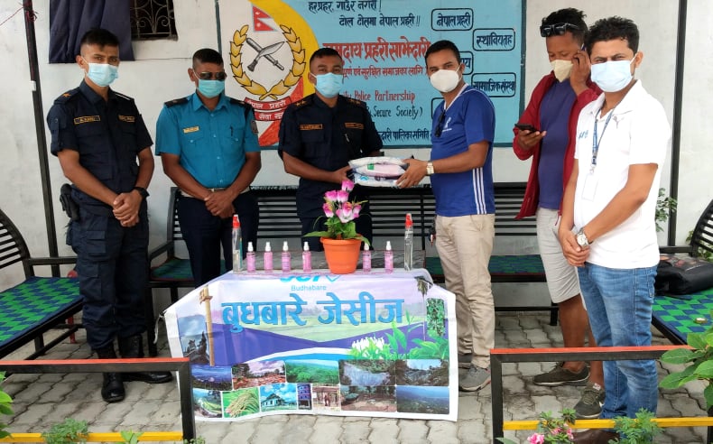 बुधबारे जेसीजद्वारा सुरक्षाकर्मीलाई मास्क सेनिटाइजर प्रदान