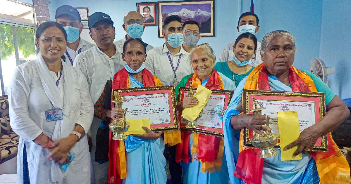 नगर प्रमुख द्धारिकलाल चौधरीले गरे सम्मान सहित स्वयंसेविका विदाई