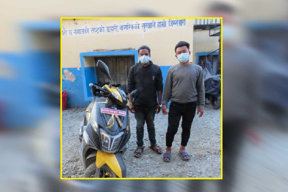 तरहराका दुई युवक स्कुटर चोरी गरेको अभियोगमा पक्राउ