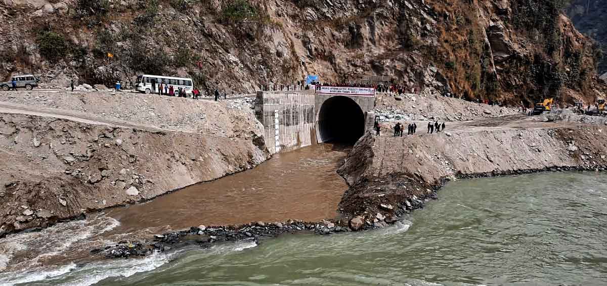 अरुण तेस्रो जलविद्युत् आयोजनाको काम सात दिनदेखि अवरुद्ध ( भिडियाे सहित)