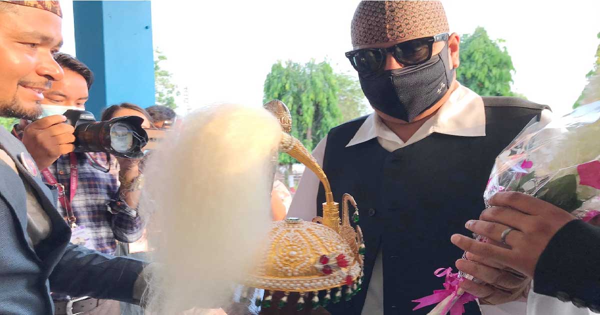 इटहरीका कर्ण विश्वकर्माले दिए पूर्व राजा ज्ञानेन्द्रलाई ‘श्रीपेच’ उपहार (भिडियो सहित)