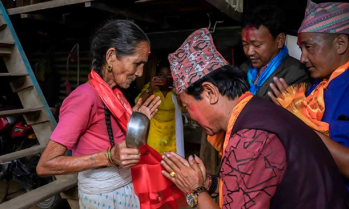 धरानमा गठबन्धनका उम्मेदवारले गरे सहदिकी आमालाई सम्मान