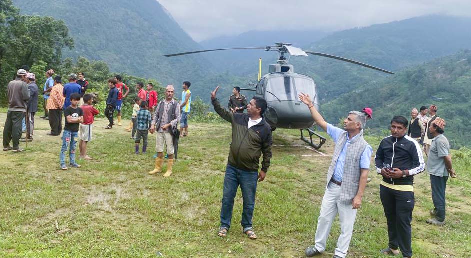 राहत सामग्रीसहित प्रदेश सरकारको टोली ताप्लेजुङमा