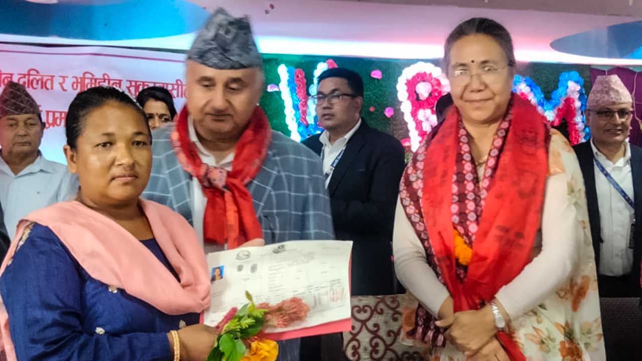 एक वर्षमा ४९ हजार लालपूर्जा वितरण, लालपूर्जा वितरण चुनावको बाहनामा नराेकिने मन्त्री श्रेष्ठको भनाइ