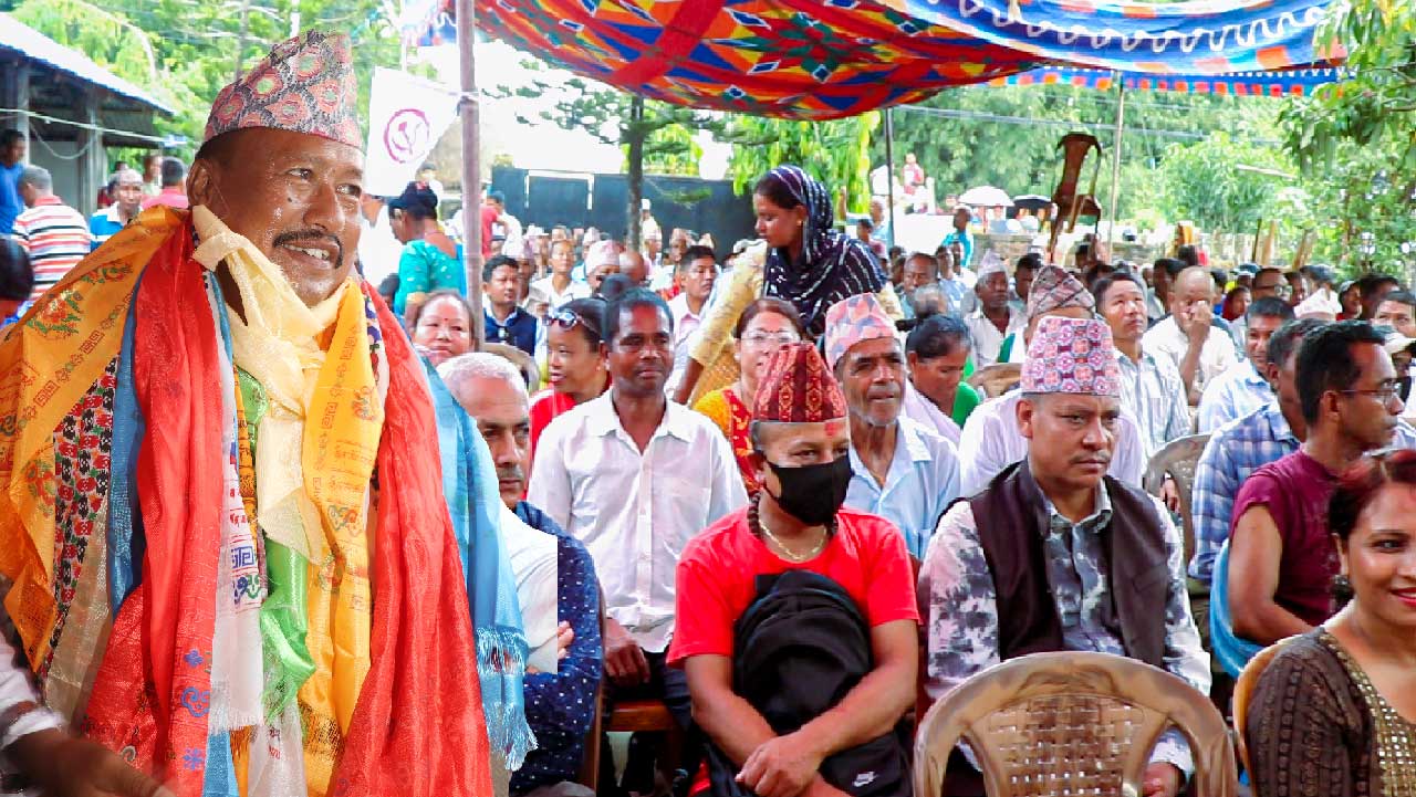 माओवादी प्रवेश गरेका बहुचर्चित इटहरीका पूर्व मेयर चौधरीलाई शुभकामना दिनेको घुँइचो (भिडियो सहित)
