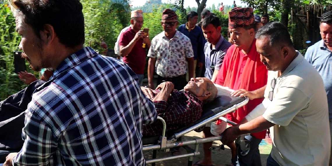 उपचार खर्चको अभावमा मृत्युसँग लडिरहेका बानियाँलाई नयाँ जीवन दिदै डा. सुनिल शर्मा