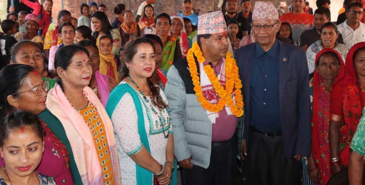 रेखालाई ठुलो धक्का, राप्रपाका केन्द्रिय नेता अधिकारी सहित ५ सय कार्यकर्ता कांग्रेस प्रवेश