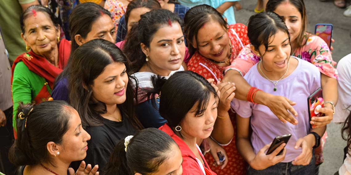 घरदैलोमा रेखा पुग्दा महिलाहरूको नाराबाजी