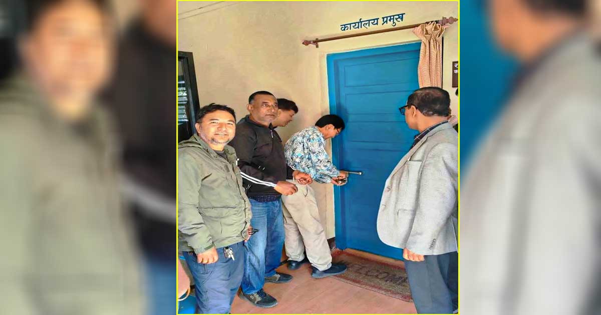मनोमानी ढङ्गले भाडा बृद्धि गरेको भन्दै धरान औधोगिक क्षेत्रको कार्यालयमा तालाबन्दी