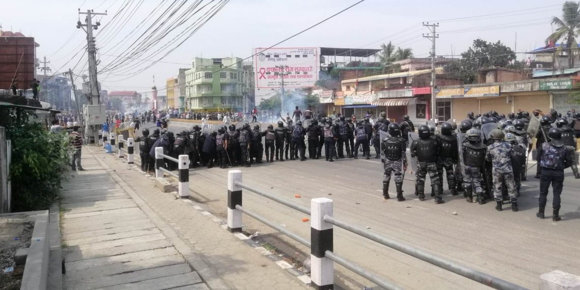 विराटनगरमा पहिचान पक्षधर र सुरक्षाकर्मीबीच झडप हुँदा प्रहरीसहित १० जना घाइते
