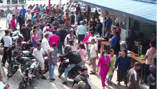 इटहरीको यातायात कार्यालय बाहिरबाट २२ जना बिचौलिया पक्राउ