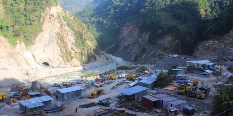 अरुण तेस्रो जलविद्युत् आयोजनामा कार्यरत मजदुरको ढुंगाले लागेर मृत्यु