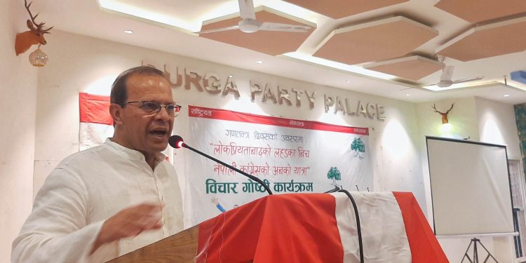 इटहरी आएर कांग्रेस नेता डा. मीनेन्द्र रिजालको सुझाव – ‘भीडसँग जोडिएर होइन, जोगिएर काम गरौँ’