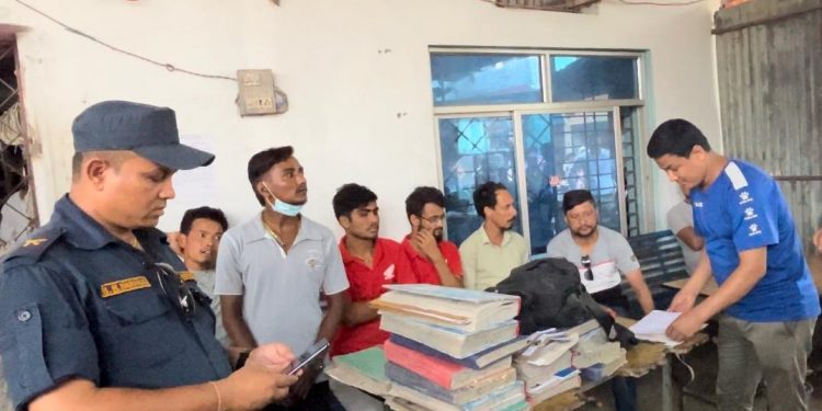  इटहरीको यातायात कार्यालय बाहिरबाट पक्राउ परेका २२ जना बिचौलिया सार्वजानिक
