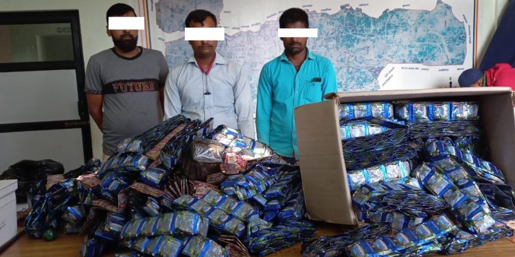 अवैध सामानसहित तीन पक्राउ