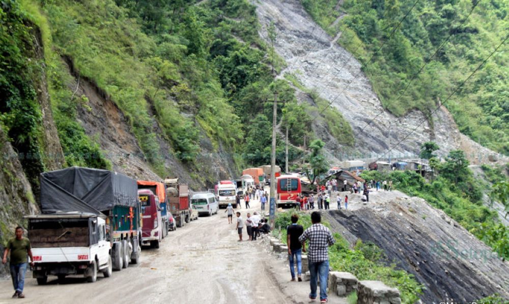 मध्यरातमा पहिरो खस्दा ताप्लेजुङ सडक अवरुद्ध , यात्रुहरु बने गन्तब्यबिहिन