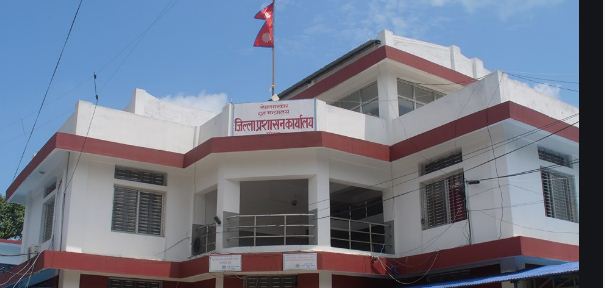 हुलाकी राजमार्ग बनाउन माग गर्दै जिल्ला प्रशासन कार्यालय मोरङमा धर्ना