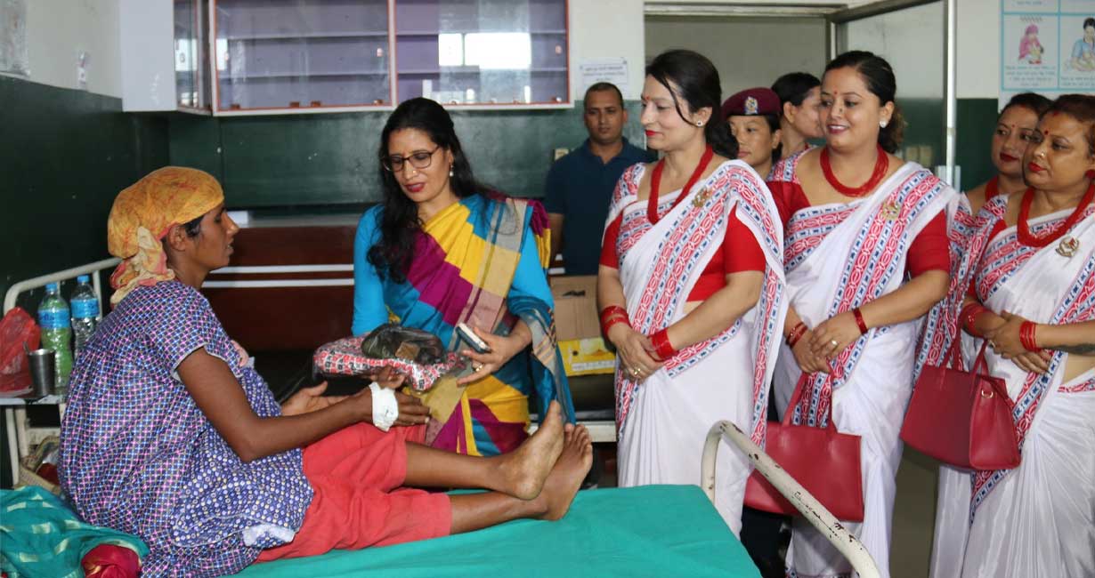 समाजसेवामा ‘नेपाल प्रहरी श्रीमती संघ कोशी प्रदेश’ विरामीलाई कपडा तथा फलफुल वितररण
