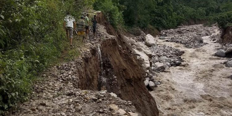 बाढीले सडक बगाउँदा आवागमन कष्टकर