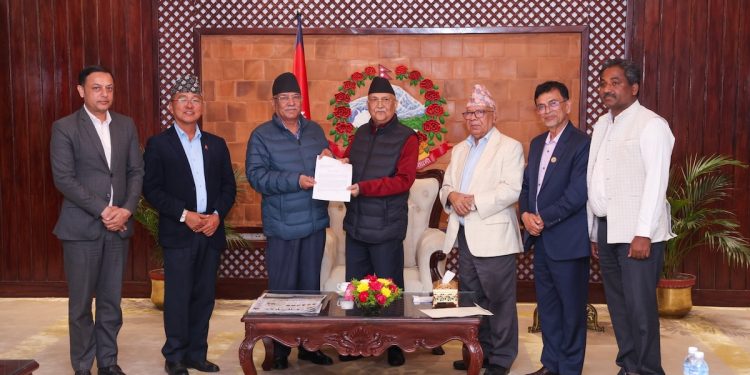 प्रधानमन्त्री  ओलीलाई विपक्षी दलहरूले बुझाए ज्ञापनपत्र