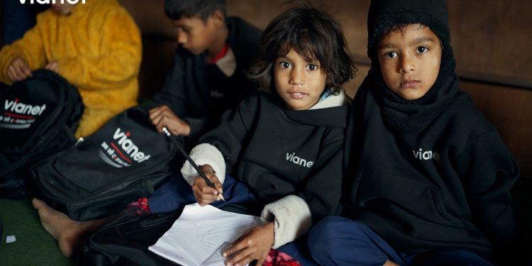 भायानेटले विद्यार्थिहरुलाई बाड्यो शैक्षिक समाग्री सहित न्यानो कपडा