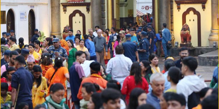 साउने सोमबारको भक्तिभाव: पशुपतिनाथमा हजारौं श्रद्धालुको घुइँचो