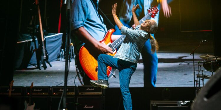 लन्डनमा नेपथ्यको नयाँ इतिहास : १० हजार दर्शकमाझ गूञ्जियो नेपाली धुन