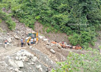 अविरल वर्षाले उदयपुर-भोजपुर सडक अवरुद्ध, यातायात पूर्ण रूपमा ठप्प