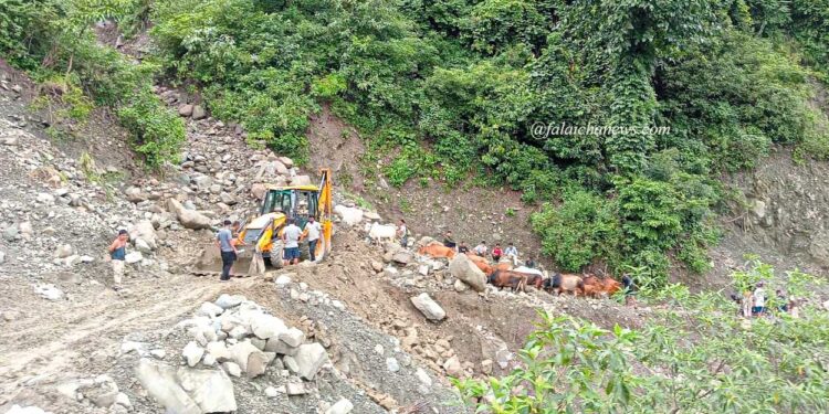 अविरल वर्षाले उदयपुर-भोजपुर सडक अवरुद्ध, यातायात पूर्ण रूपमा ठप्प